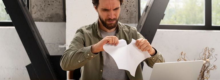 Вправе ли работник  приостановить работу, если ему не выплачивают присужденные суммы?