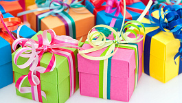 Работодатель дарит подарки: что с НДФЛ и взносами?