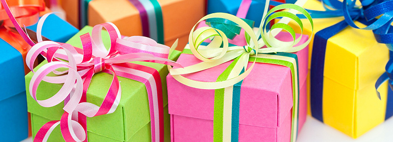 Работодатель дарит подарки: что с НДФЛ и взносами?