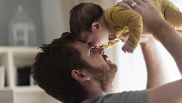 Имеет ли право отец оформить больничный по уходу за ребенком, если супруга находится в декрете?