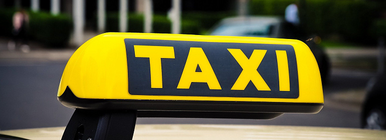За такси для работников платим НДФЛ и взносы