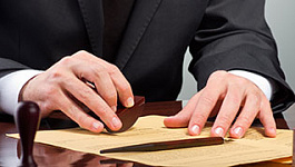 Государственный нотариус лишнего не возьмет