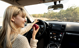 Компенсируем сотруднику расходы на машину: нужно ли начислять взносы